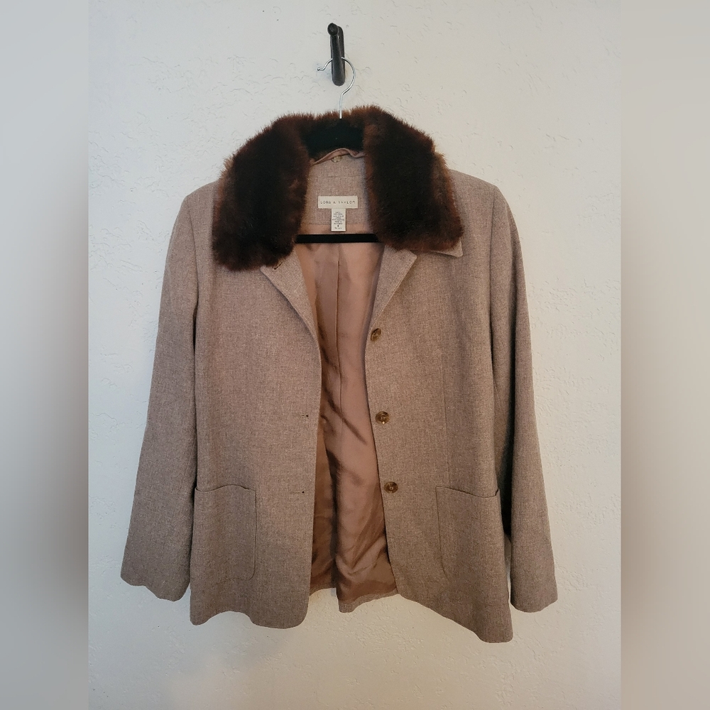 Vintage Lord & Taylor wool blend jacket with removable faux fur collar. Size 8